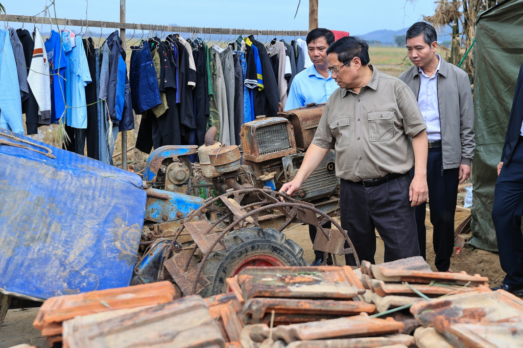 Thủ tướng Phạm Minh Chính thăm, động viên 9 hộ gia đình có nhà bị sập hoàn toàn do mưa lũ tại thôn Phú Hữu, xã Hòa Thịnh (Ảnh: VGP/Nhật Bắc)