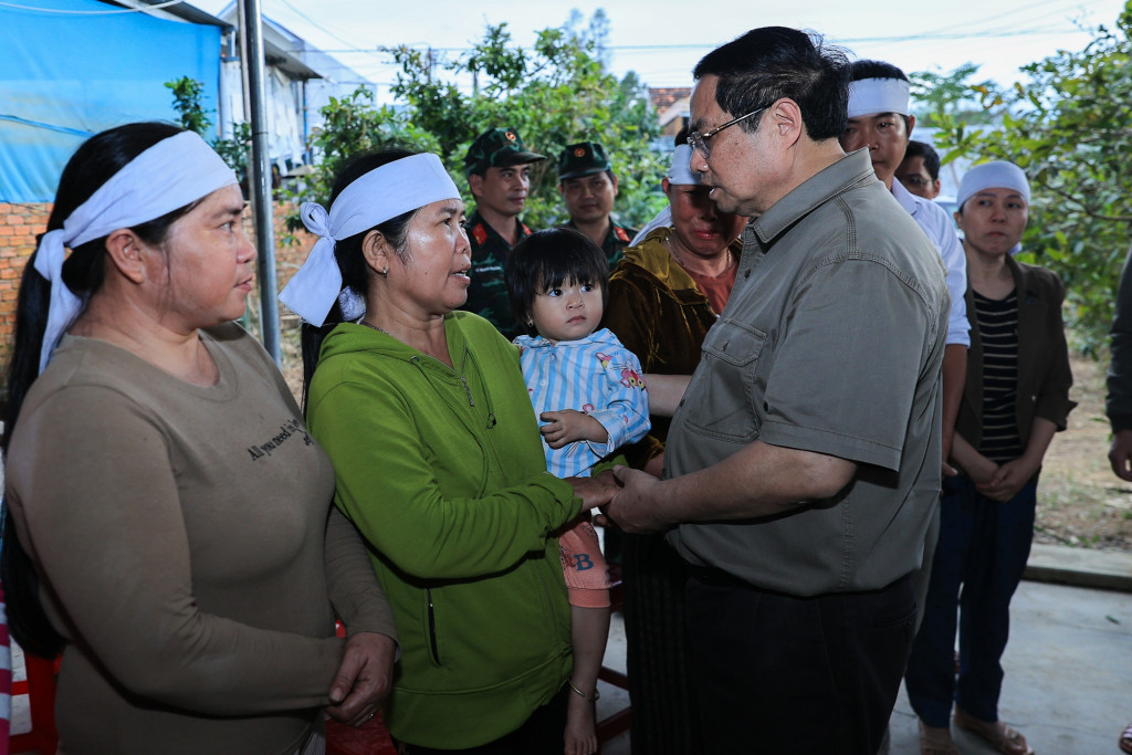 Thủ tướng Phạm Minh Chính thăm, động viên thân nhân gia đình có người bị thiệt mạng do mưa lũ (Ảnh: VGP/Nhật Bắc)