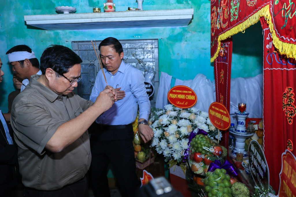 Thủ tướng Phạm Minh Chính thắp hương tưởng nhớ người đã khuất trong đợt mưa lũ lịch sử (Ảnh: VGP/Nhật Bắc)