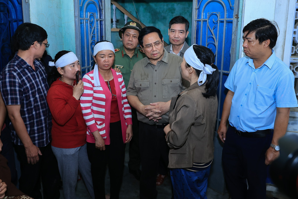 Thủ tướng Phạm Minh Chính thăm, động viên thân nhân gia đình có người bị thiệt mạng do mưa lũ (Ảnh: VGP/Nhật Bắc)