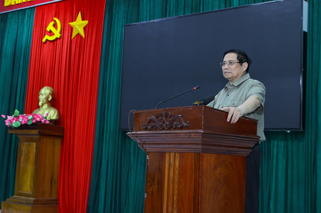 Mong bà con yên tâm, Thủ tướng khẳng định, Đảng, Nhà nước rất thấu hiểu với những khó khăn mà người dân phải trải qua trong đợt mưa lũ vừa qua và sẽ luôn bên cạnh, sát cánh cùng bà con nhân dân khắc phục hậu quả thiên tai (Ảnh: VGP/Nhật Bắc)