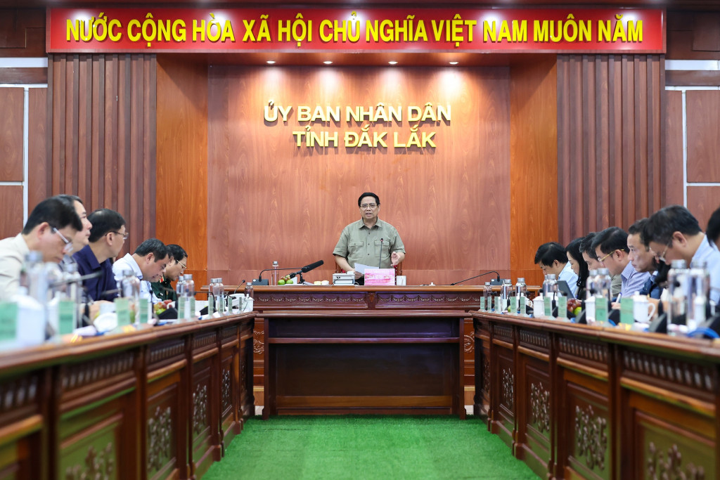 Thủ tướng Phạm Minh Chính họp trực tuyến với các bộ, ngành và 4 tỉnh để chỉ đạo công tác khắc phục hậu quả bão lũ, ổn định đời sống nhân dân, khôi phục sản xuất, kinh doanh (Ảnh: VGP/Nhật Bắc)