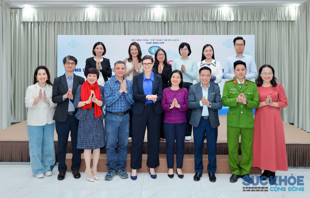 Các đại biểu chụp ảnh lưu niệm tại hội thảo 