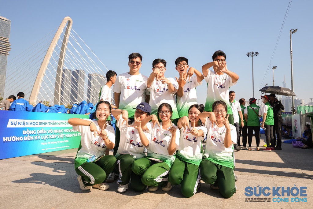 Kết thúc chương trình đồng diễn võ nhạc Vovinam, 2.000 học sinh TP.HCM tham gia giải chạy EduRun