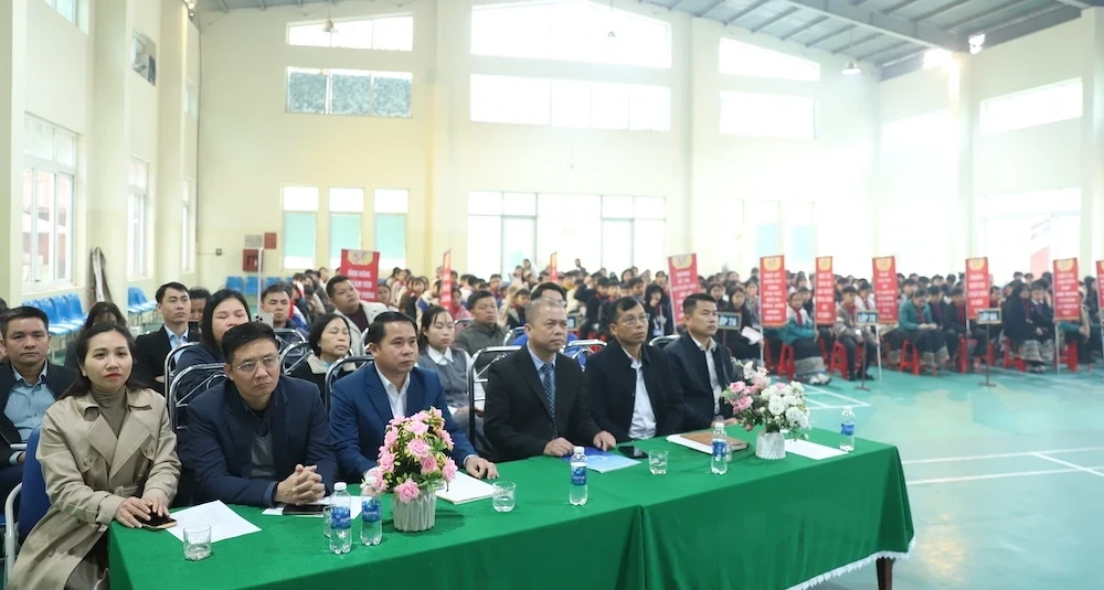 Các đại biểu cùng các em học sinh tham dự buổi lễ 