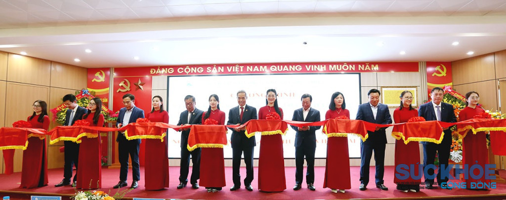 Các đồng chí lãnh đạo tỉnh và các đại biểu thực hiện nghi thức cắt băng đưa 5 máy chạy thận nhân tạo vào sử dụng