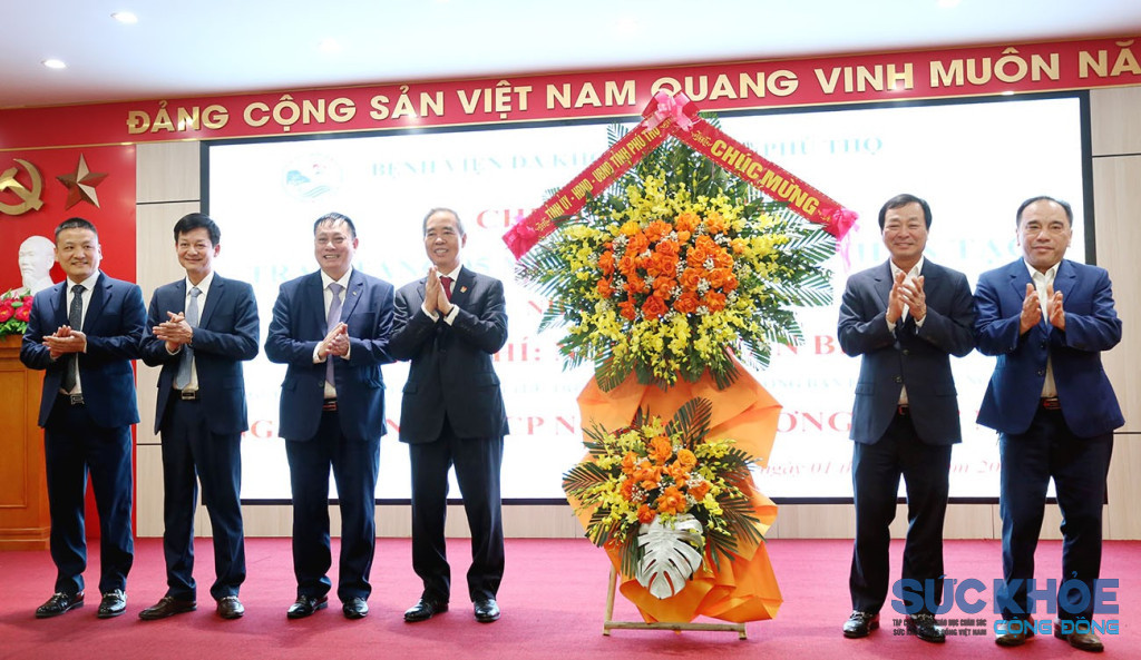 Phó Bí thư Thường trực Tỉnh ủy Bùi Văn Quang tặng hoa cho nhà tài trợ và Bệnh viện Đa khoa khu vực Phú Thọ