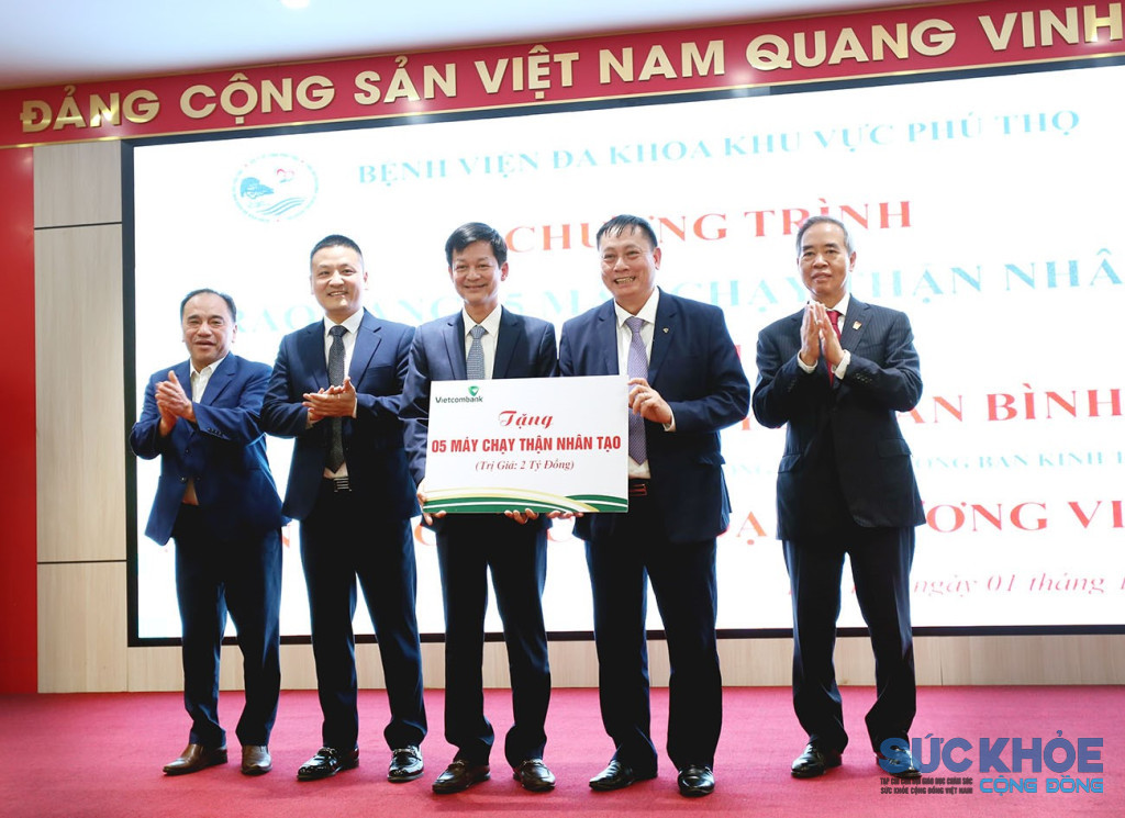 Nhà tài trợ trao biểu trưng 5 máy chạy thận cho Bệnh viện Đa khoa khu vực Phú Thọ