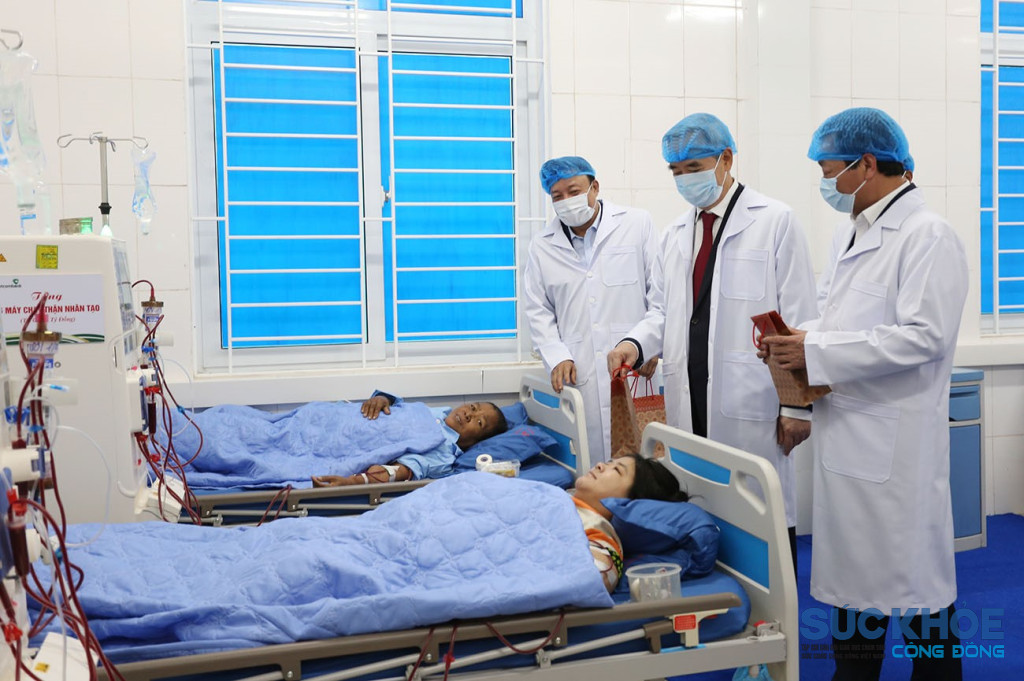 Các đồng chí lãnh đạo tỉnh và nhà tài trợ thăm, tặng quà cho người bệnh chạy thận nhân tạo tại Bệnh viện
