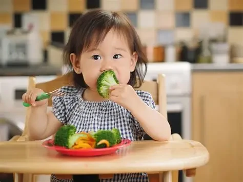 Bổ sung đầy đủ các nhóm chất giúp trẻ phát triển toàn diện (Ảnh minh họa)