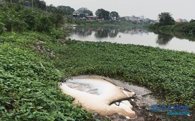 lang-nghe-det-xa-hong-Nước thải ra sông tại làng nghề xã Hồng Sơn, Hà Nội (Ảnh Văn Trì)