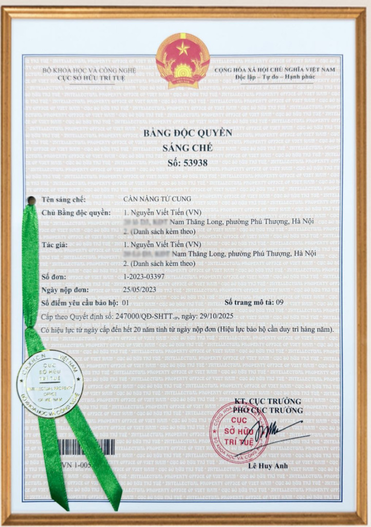 Bằng sáng chế độc quyền cần nâng tử cung được cấp cho TS Nguyễn Viết Tiến (Ảnh: BVPS Thiện An)