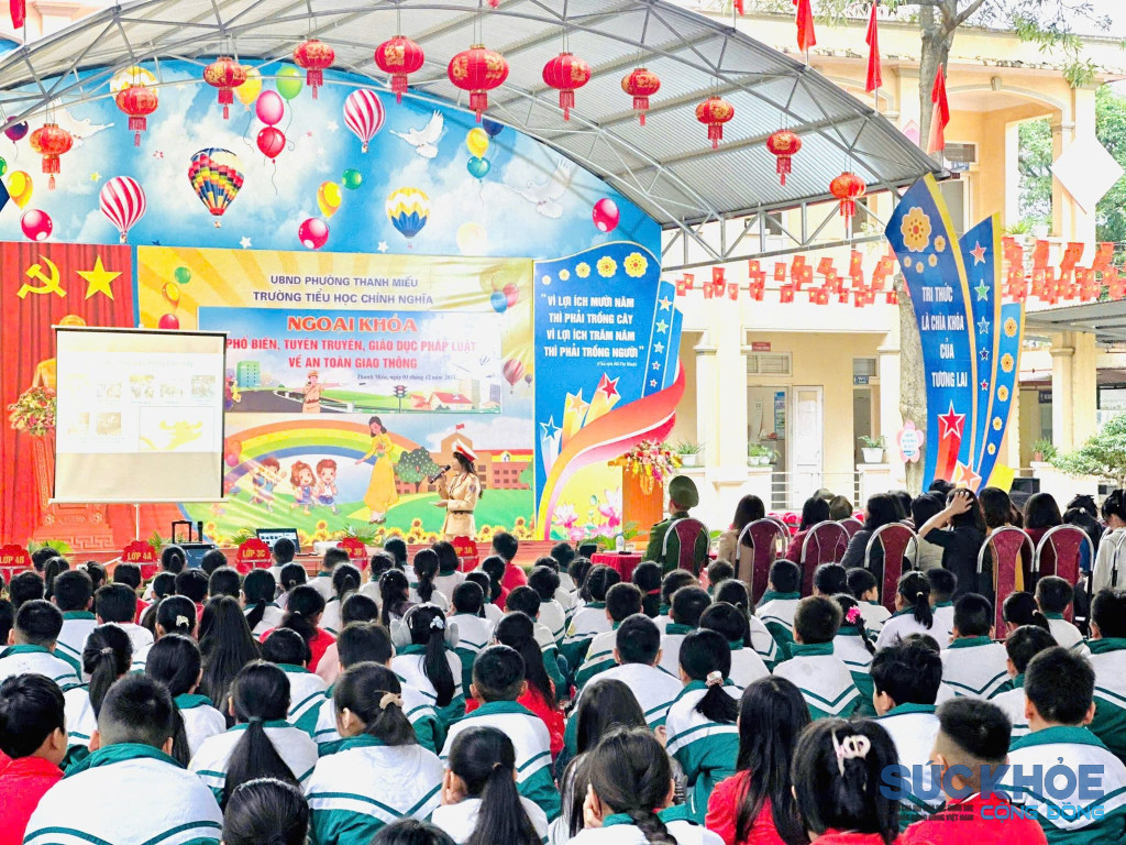 Hướng dẫn học sinh luật an toàn giao thông( ảnh PV)