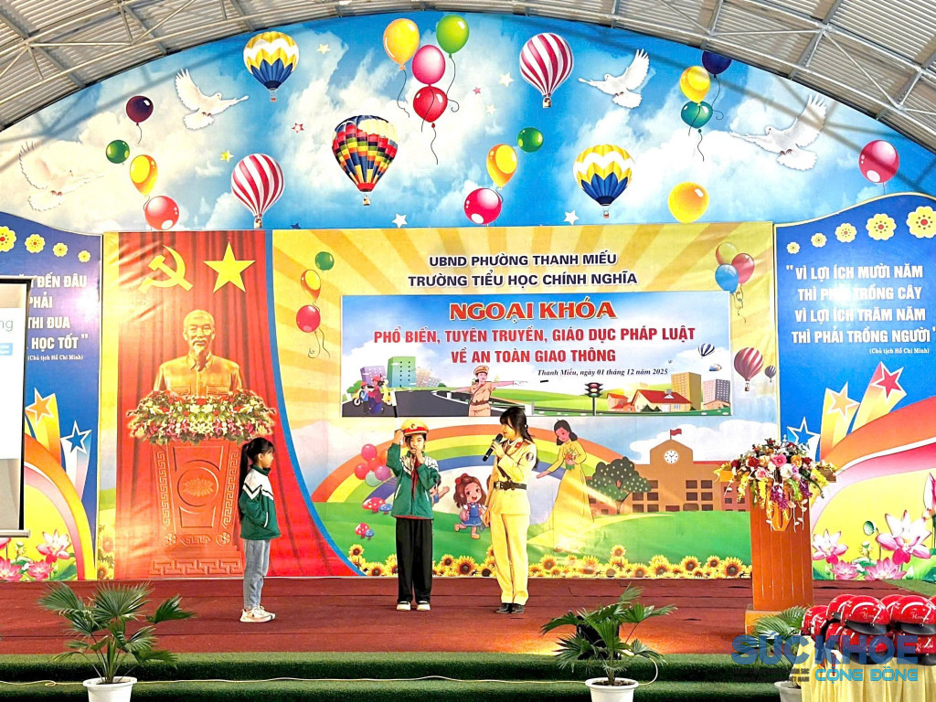 Học sinh thực hiện hiệu lệnh giao thông( ảnh PV)
