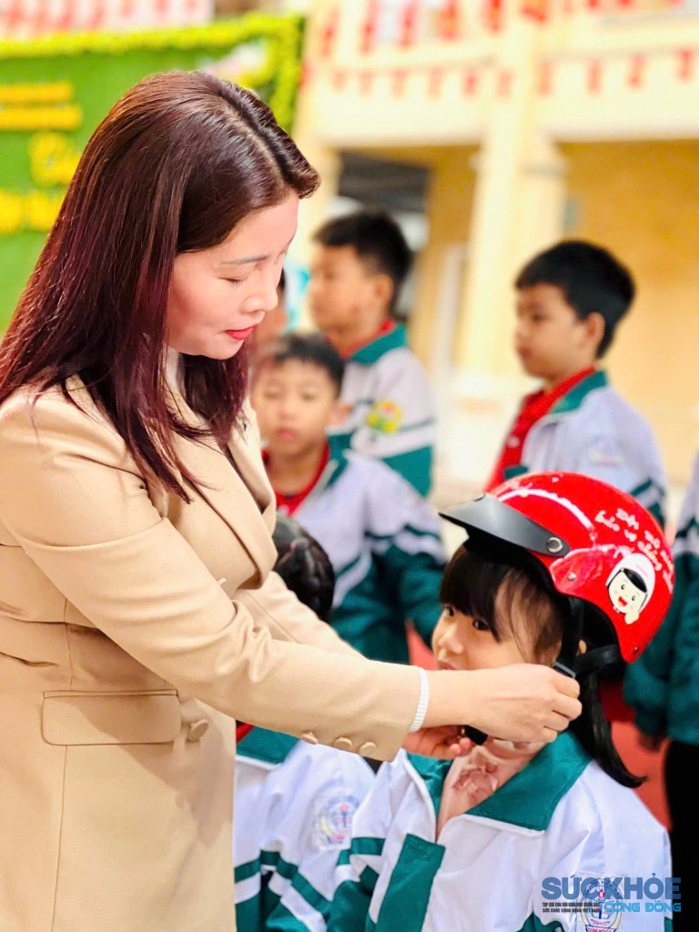 Cô giáo Đỗ Thị Thủy, Hiệu trưởng đội mũ bảo hiểm cho học sinh (ảnh PV)