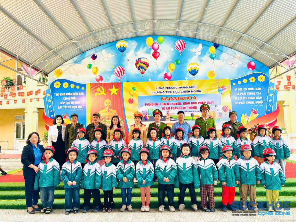 Cán bộ công an cùng ban giám hiệu chụp ảnh cùng các em học sainh sau buổi ngoại khóa( ảnh PV)