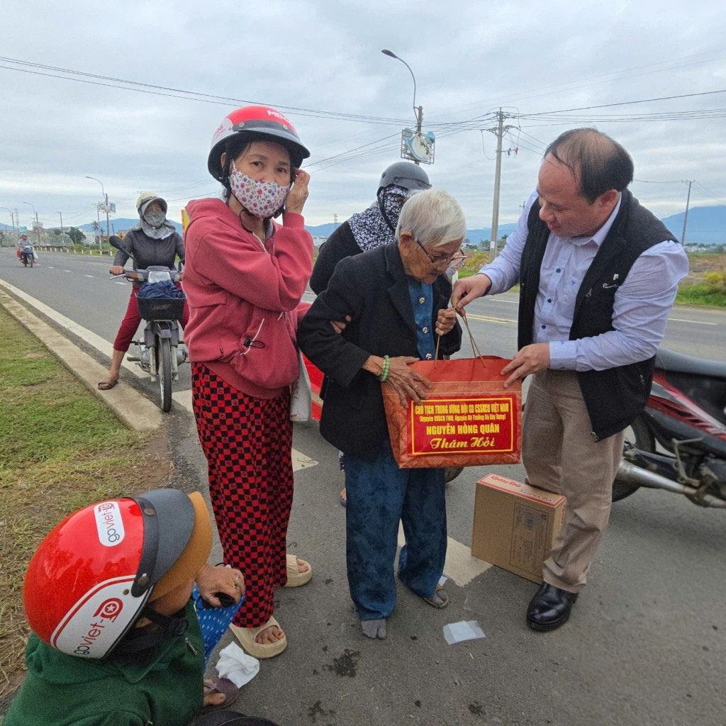 tặng quà thăm hỏi cụ Lê Thị Nhiêu hơn 80 tuổi