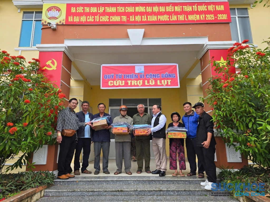 trao tặng mùng(màn) và nhu yếu phẩm cho cựu chiến binh có công với cách mạng tại Xã Xuân Phước