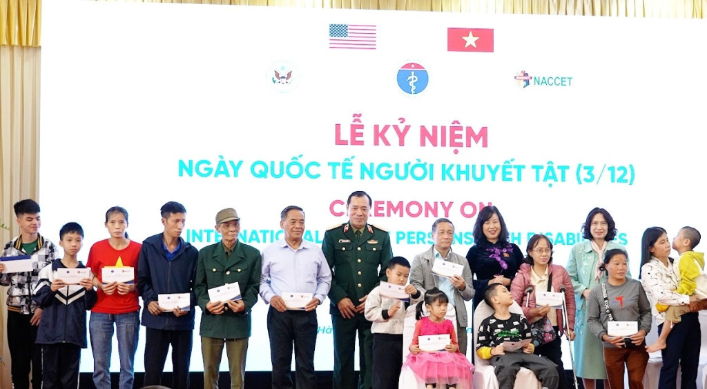 Ban tổ chức tặng quà tới Người khuyết tật, nạn nhân chất độc hóa học