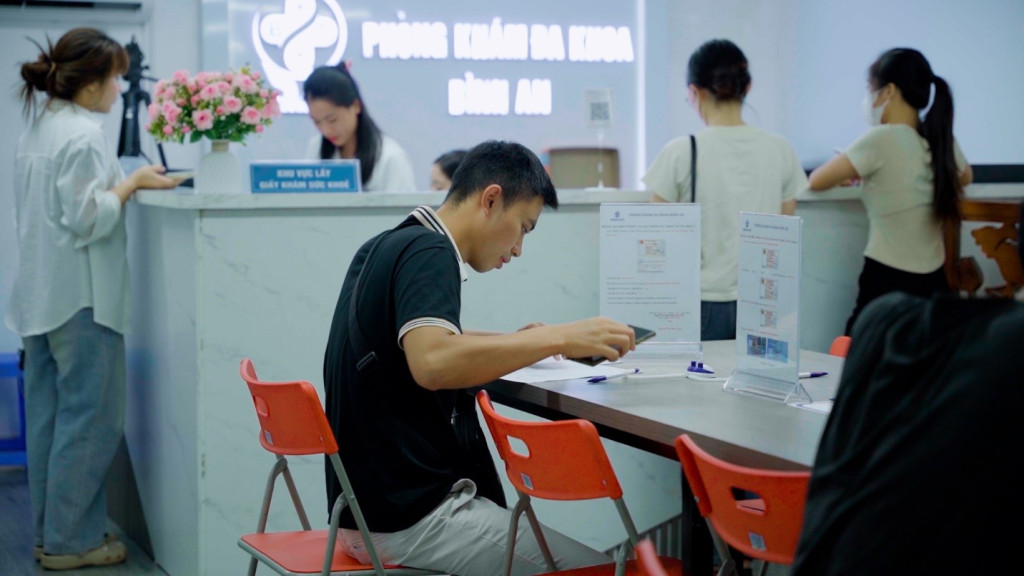 Kê khai hồ sơ, quét mã QR để liên thông dữ liệu Giấy khám sức khoẻ lái xe qua VNeID tại phòng khám đa khoa Bình An (Ảnh: Nguyên An)