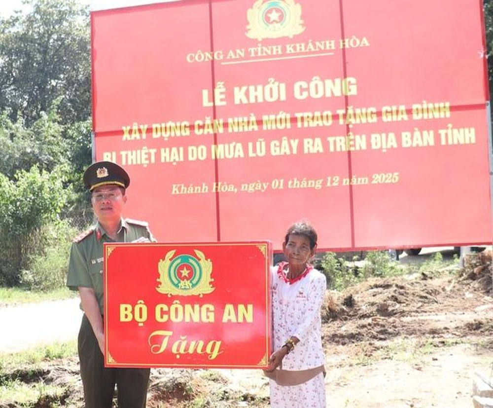 Trao tặng quà của Bộ Công an cho gia đình bà Bo Bo Thị Hiên, thôn Va Ly, xã Cam Hiệp