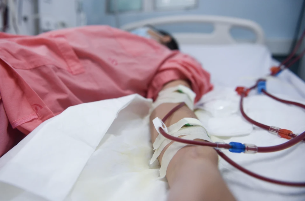 Một bệnh nhân trẻ mắc suy thận mạn đang được lọc máu. Ảnh: Duy Hiệu