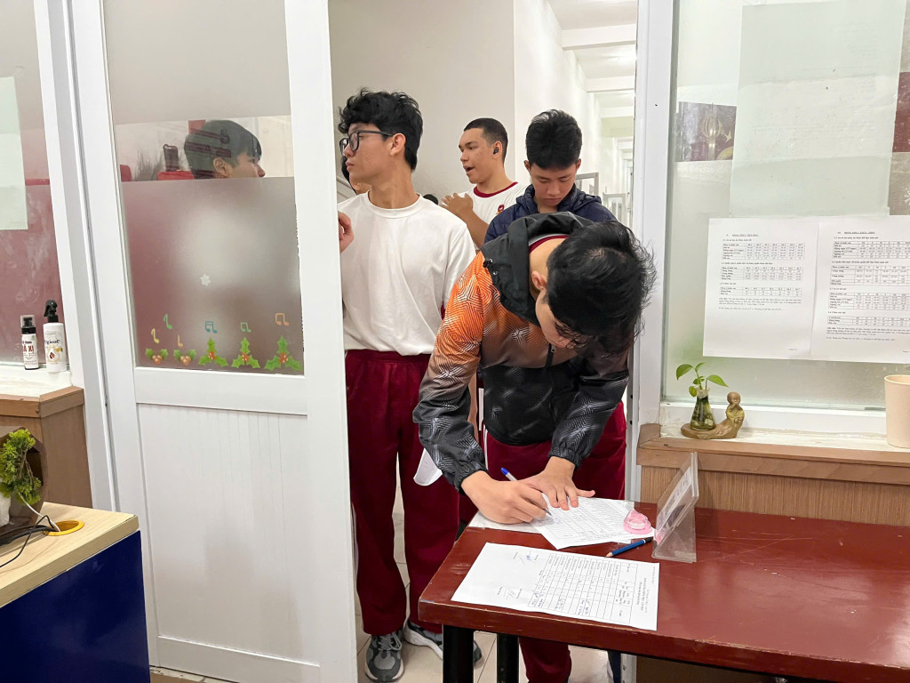 Học sinh kí nhận đồng phục hỗ trợ từ nhà trường (Ảnh: Trường Ischool Nha Trang)