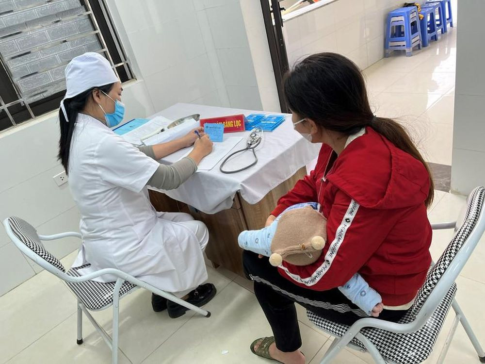 Thời điểm chuyển mùa Thu – Đông thời tiết thất thường, độ ẩm cao là điều kiện lý tưởng để các tác nhân gây bệnh đường hô hấp và tiêu hóa phát triển