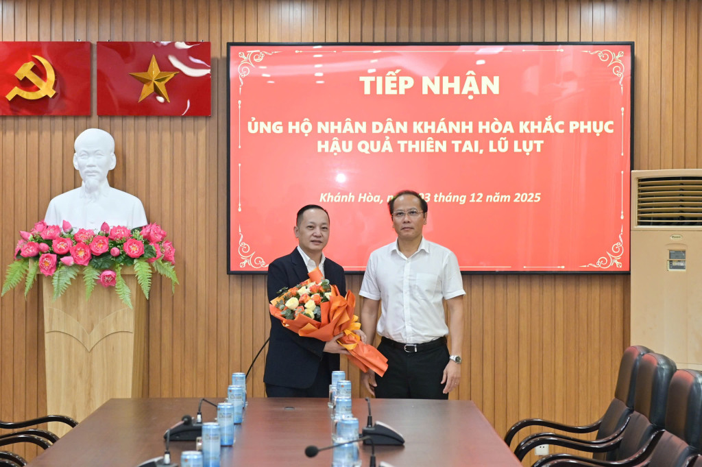 Ông Nguyễn Khắc Hà tặng hoa tri ân Báo Nhân Dân (Ảnh: Vĩnh Thành)