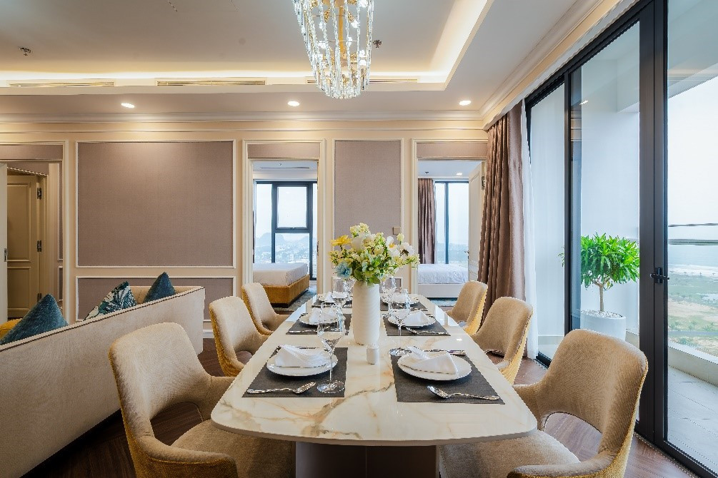 Hệ cửa kính chạm trần giúp cho căn hộ tràn ngập ánh sáng tự nhiên và không khí trong lành của vùng biển. Ban công rộng đem đến không gian thư giãn, giải trí với tầm nhìn khoáng đạt ra bãi biển và sân gôn (Ảnh: CĐT)