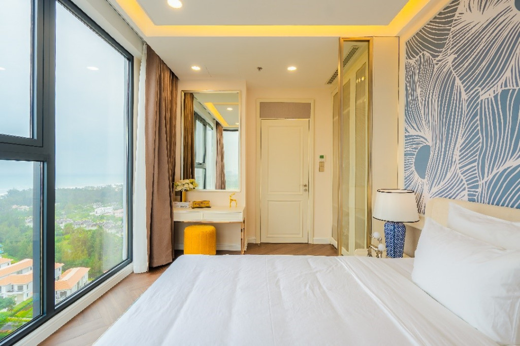100% phòng ngủ đều có cửa sổ lớn với thiết kế thông minh, đem lại không gian rộng rãi, tràn ngập ánh nắng. Điều này không chỉ có tác động tích cực đến sức khỏe thể chất và tinh thần của chủ nhân căn hộ mà còn tăng tính thẩm mỹ, thu hút khách thuê lưu trú (Ảnh: CĐT)
