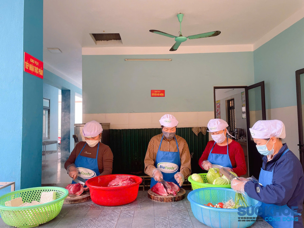 Cô nuôi dưỡng sơ chế món ăn cho học sinh trường Mầm non Trung Giáp ( ảnh PV)