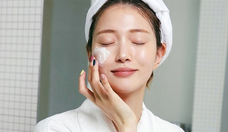 Có thể kết hợp thêm serum hoặc các sản phẩm chăm sóc đặc trị sau bước kem dưỡng (Ảnh minh họa)