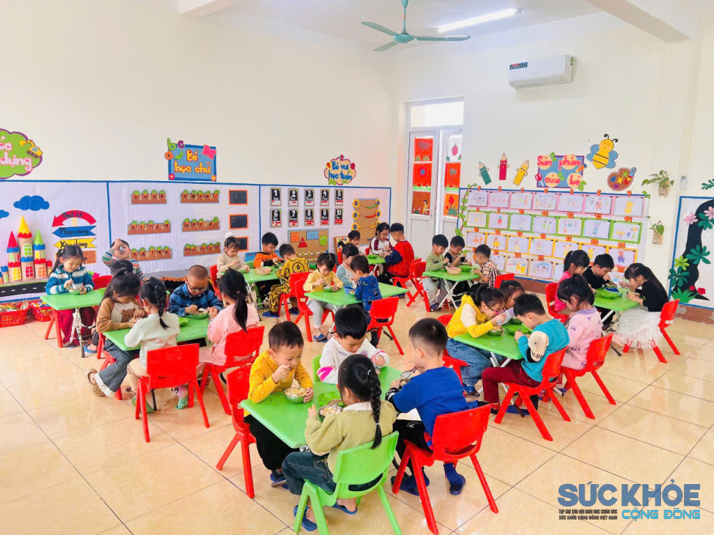 Bữa ăn của các em học sinh Trường mầm non Bình Bộ(ảnh PV)