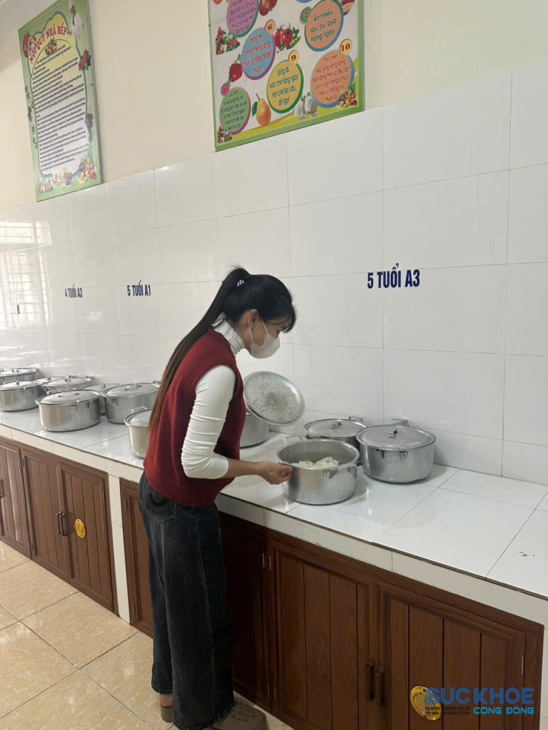 Kiểm tra chất lượng bữa ăn cho học sinh( ảnh PV)