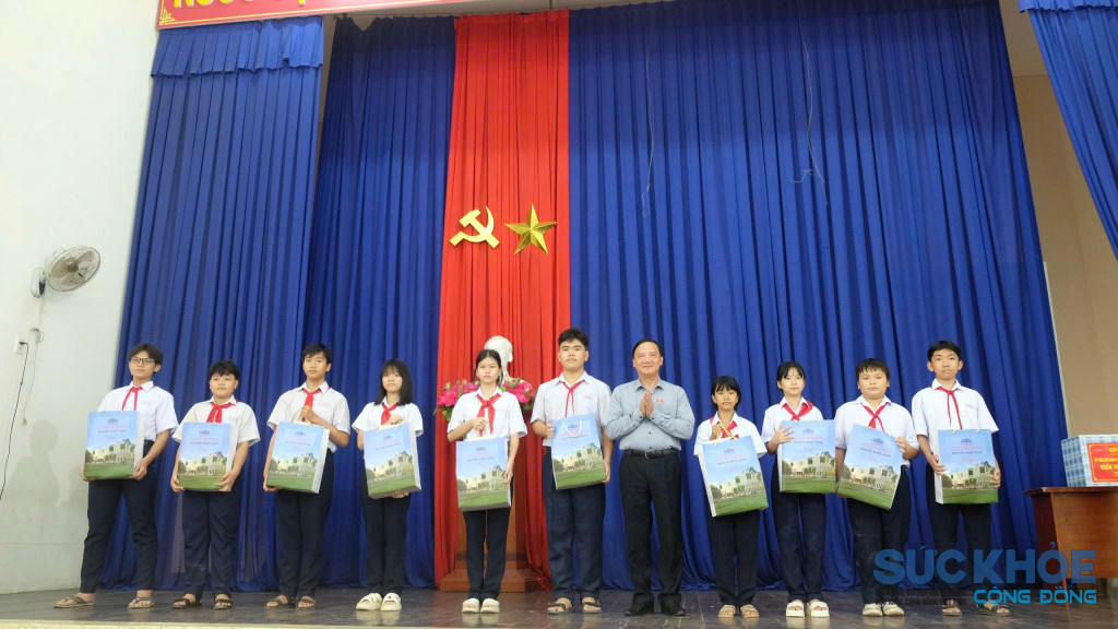 Phó Chủ tịch Quốc hội trao 50 triệu đồng và quà cho các học sinh Trường THCS Nguyễn Định Của (Ảnh: Thanh Huy)