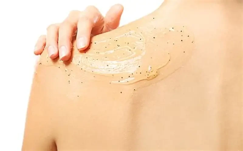 Việc tẩy tế bào chết nên được thực hiện trước hay sau khi tắm phụ thuộc vào từng loại da (Ảnh minh họa)