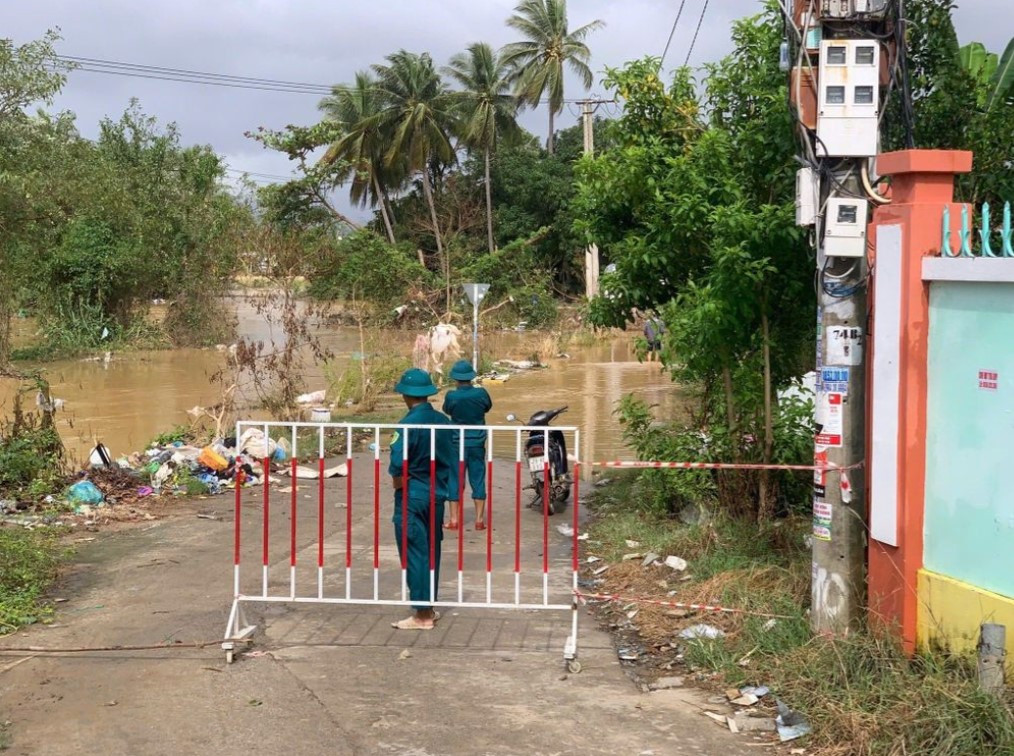 Một đoạn đường vào thôn Võ Cạnh bị phong tỏa do ngập sâu (Ảnh: Thông tin Tây Nha Trang)