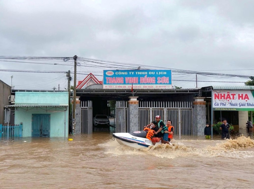Quốc lộ 1A đoạn đi qua xã Hồng Sơn (Bình Thuận cũ, nay là Lâm Đồng) bị chia cắt sáng 4/12, lực lượng cứu hộ sơ tán một số hộ dân vùng ngập sâu (Ảnh: Nguyễn Trường Sơn)