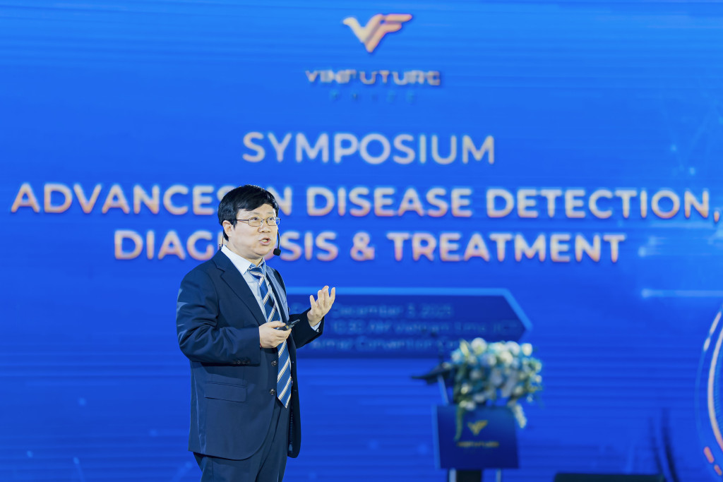 GS. Chuanbin Mao từ Đại học Trung văn Hồng Kông chia sẻ tại tọa đàm (Ảnh: VinFuture)