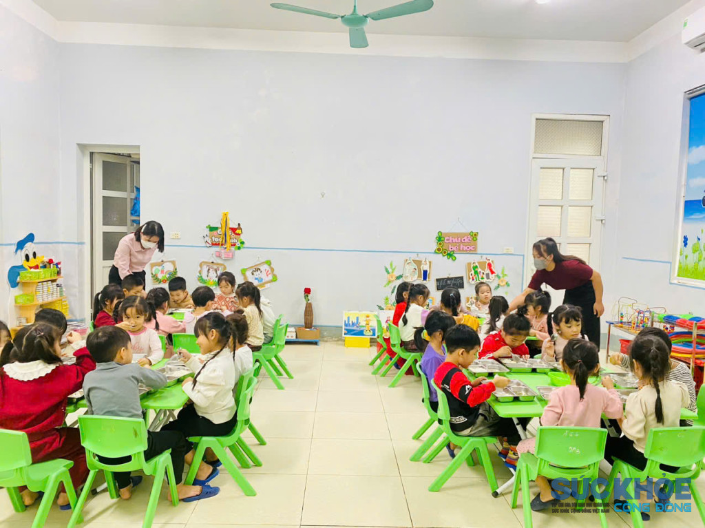 Giờ ăn của học sinh ( ảnh: PV)