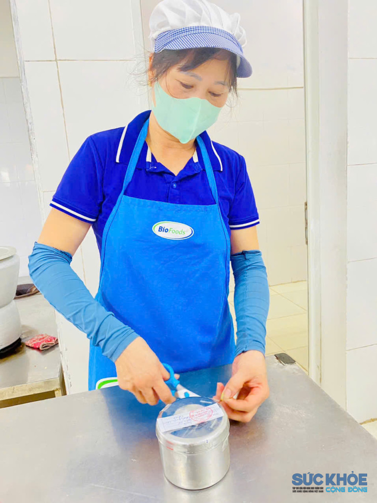Cô nuôi lấy mẫu và niêm phong mẫu ( ảnh: PV)