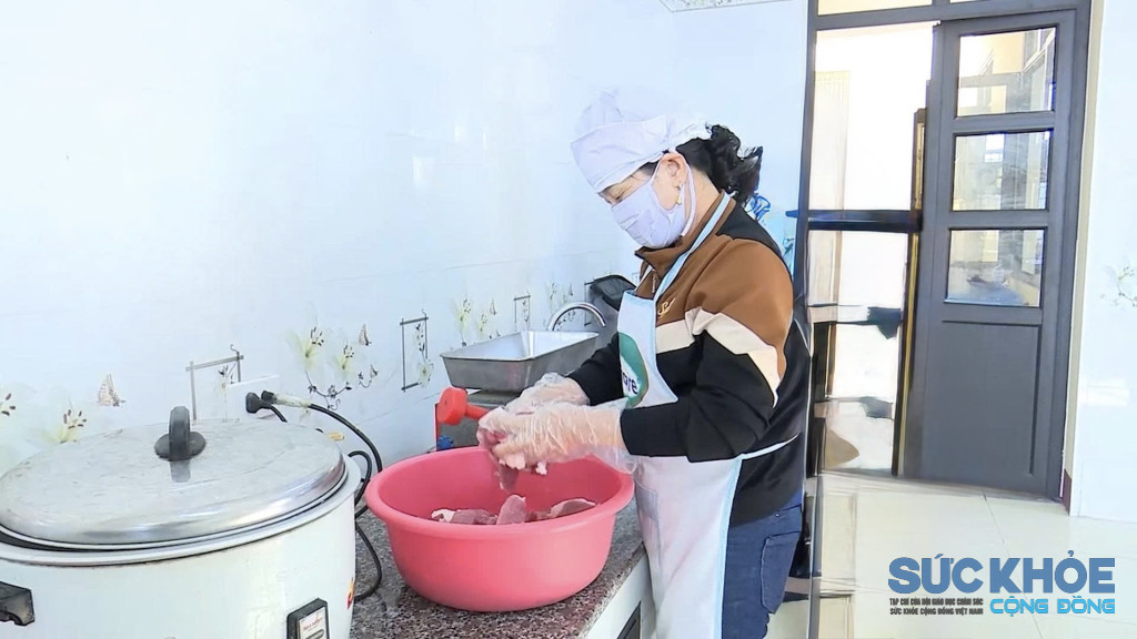 Kiểm tra thực phẩm trước khi đưa vào sơ chế Trường Mầm non Phú Nham ( ảnh: PV)