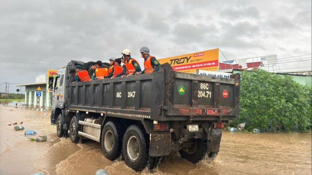 Xe tải đưa lực lượng cứu hộ vào khu ngập sâu (Ảnh: B.H)