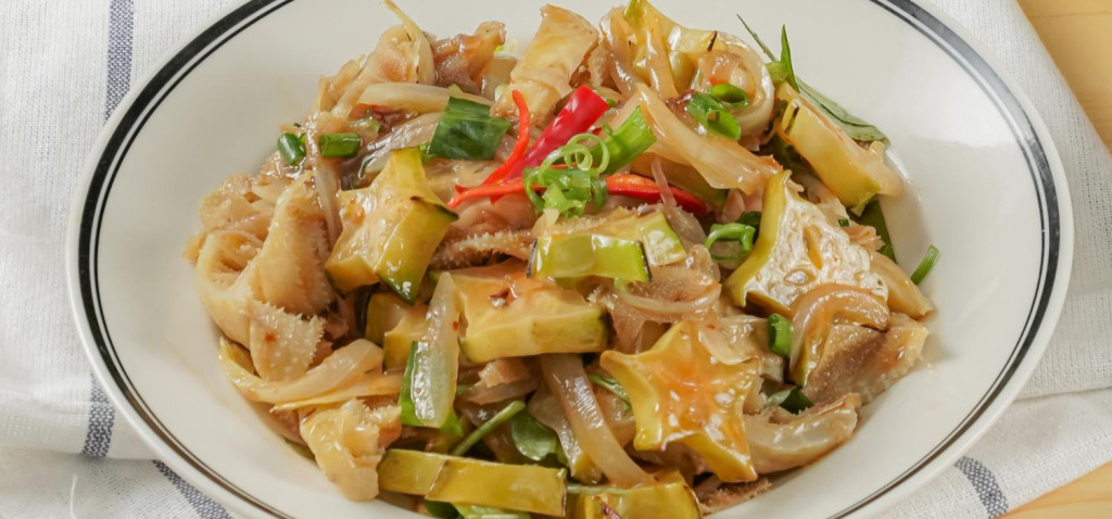 Bí quyết để món lòng bò mềm giòn nằm ở khâu chọn nguyên liệu lẫn cách sơ chế và kỹ thuật xào (Ảnh minh họa)