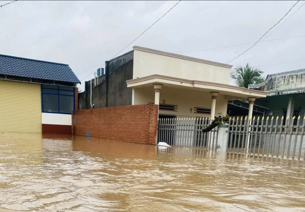 Mưa lớn kéo dài từ đêm 3/12 đến rạng sáng nay khiến nhiều nhà dân ở Lâm Đồng bị ngập sâu (Ảnh: Lạc Sơn)