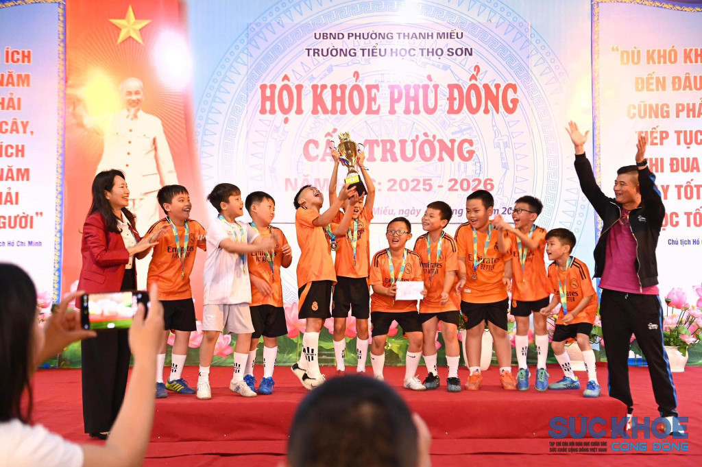 Các cầu thủ vô cùng phấn khởi vô địch ( ảnh: PV)