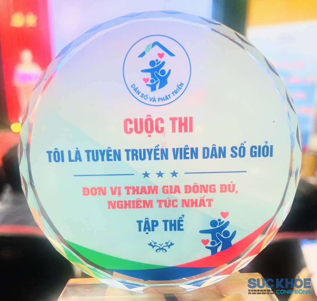 Kỷ niệm chương đơn vị tham gia đông đủ nghiêm túc nhất tập thể  (Ảnh: PV)