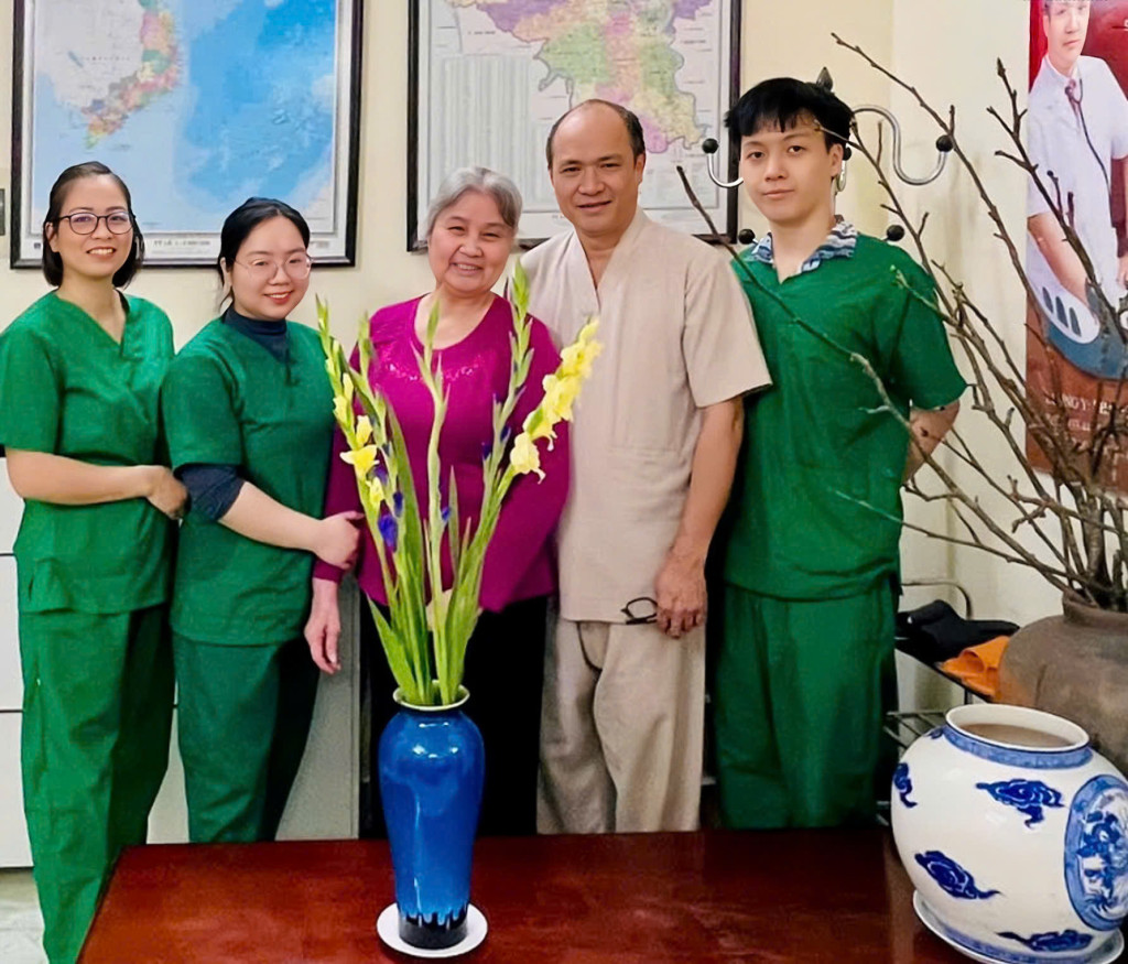 Bà Lê Thị Trang 76 tuổi Hải Phòng vui vẻ, phấn khởi sau khi phục hồi (Ảnh: Minh Thảo Đường)