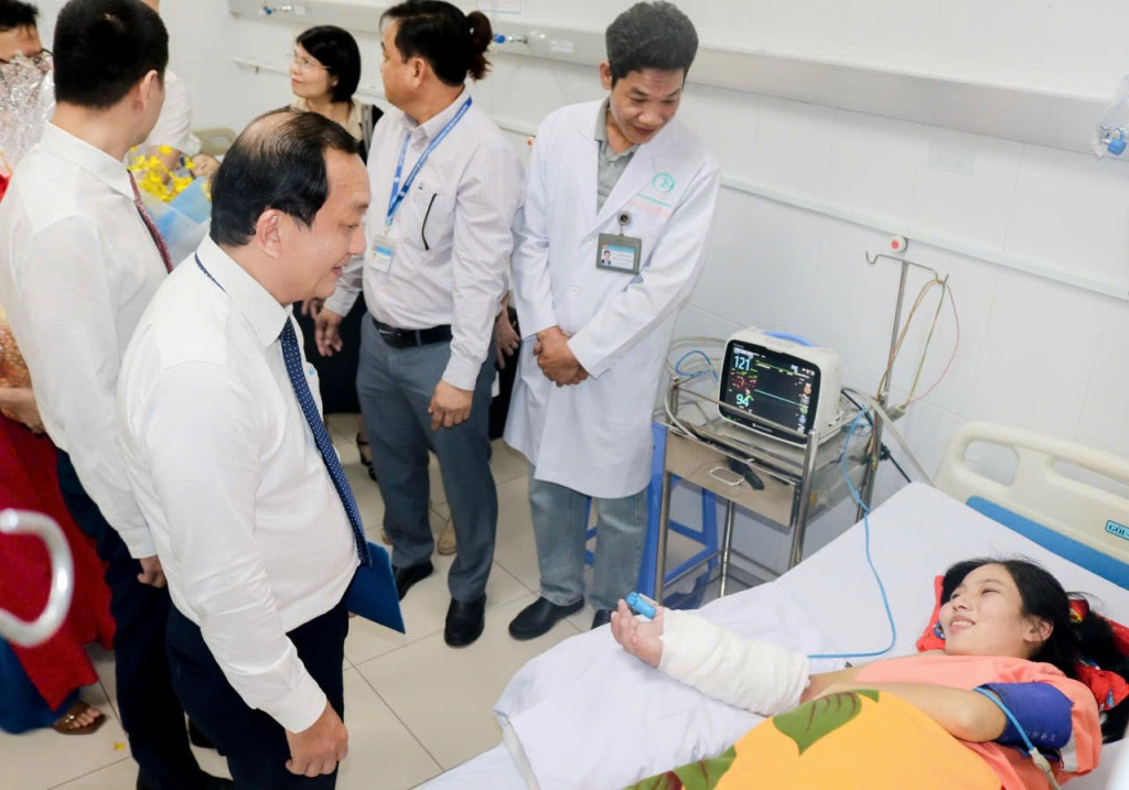 PGS.TS.BS Nguyễn Anh Dũng, Phó Giám đốc Sở Y tế TPHCM động viên thai phụ (Ảnh: BVCC)